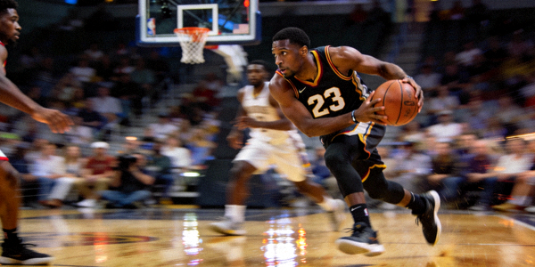 篮球运动员突破上篮 - 高速运动抓拍