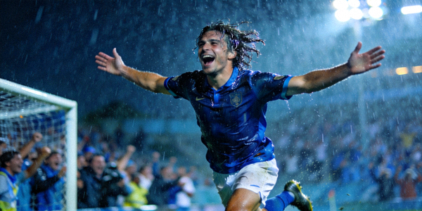 足球运动员在雨中庆祝进球 - 激情瞬间